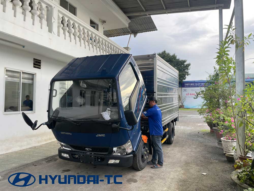 Giá xe tải 2.5 tấn IZ250 thùng kín inox Đô Thành